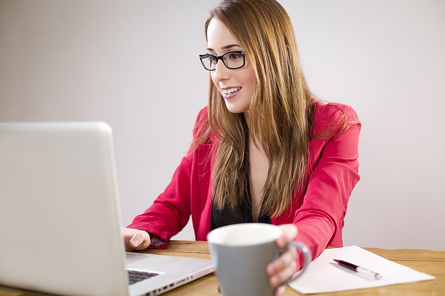 mujer en escritorio